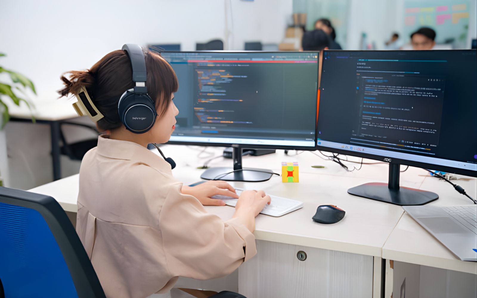 What does EZTEK's UI/UX service include?